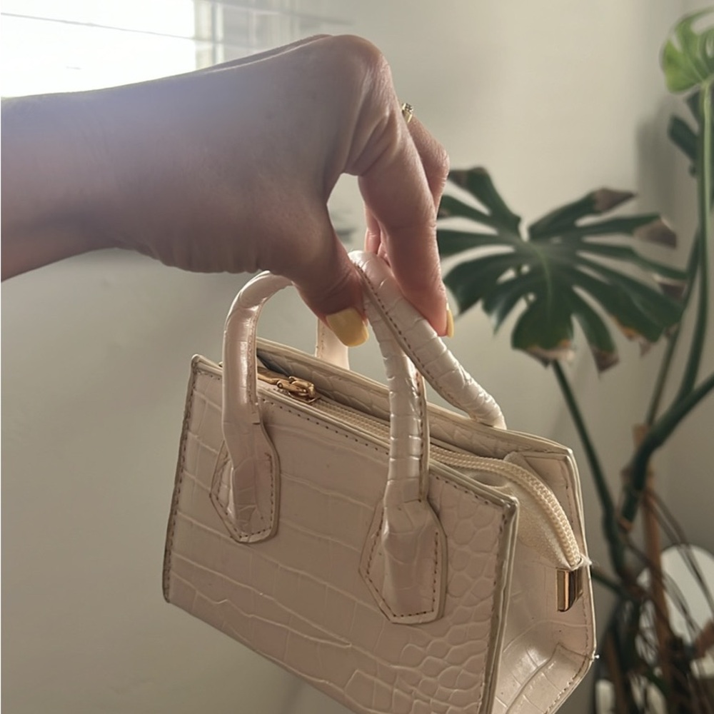 Elegant Cream Crocodile-Embossed Handbag